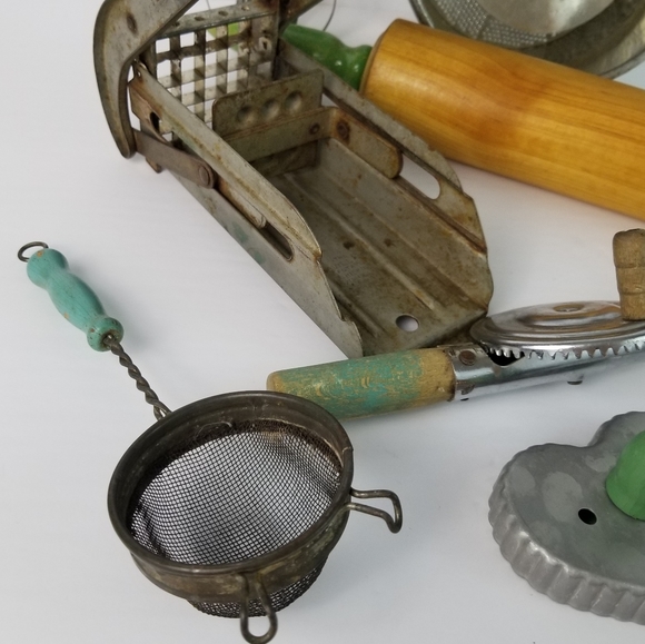 Lot of 8 Vintage Kitchen Gadgets w/ Green Handles - Picture 10 of 16